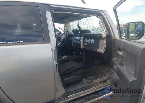 2011 Toyota Fj Cruiser z USA, uszkodzony, nr VIN JTEBU4BF3BK102434